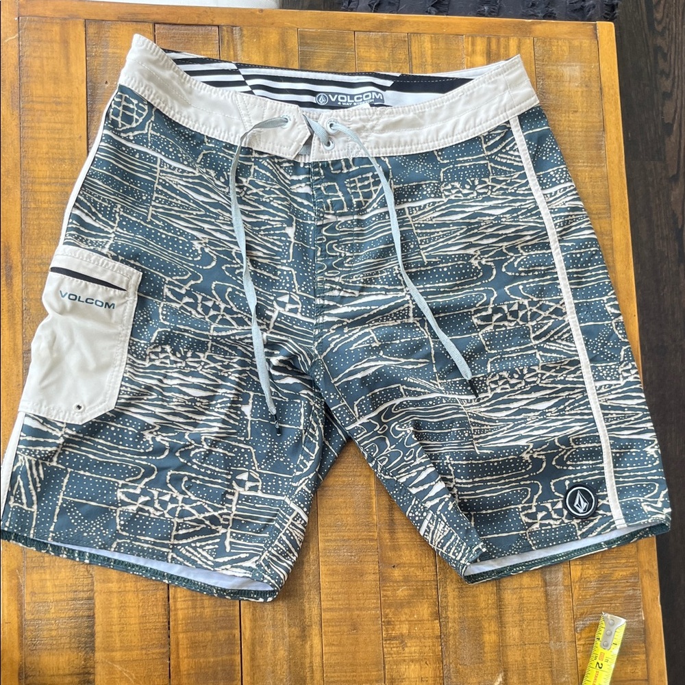 Volcom Men's Patterned Gray Swim Shorts size 30
